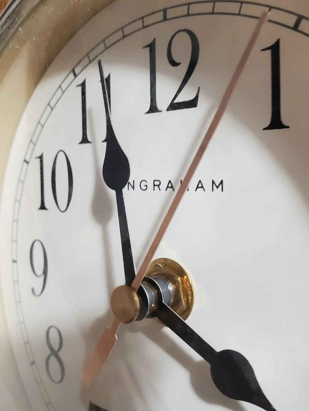 VINTAGE INGRAHAM QUARTZ WALL CLOCK. WOOD ROUND. EXCELLENT COND. MODERN